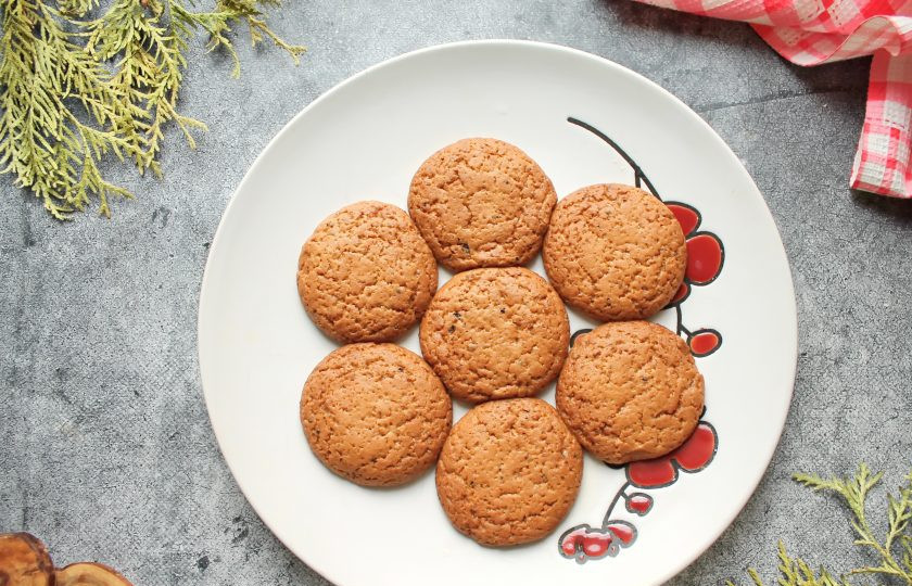 1. Этап. Торт из овсяного печенья без сметаны: Выложите овсяное печенье в первый слой смоченной стороной вверх.