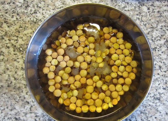 1. Этап. Чечевичные котлеты: 1. Рецепт приготовления чечевичных котлет начнется за 8-10 часов до основного процесса. Чечевицу необходимо хорошо промыть и замочить в холодной воде минимум на 8 часов.