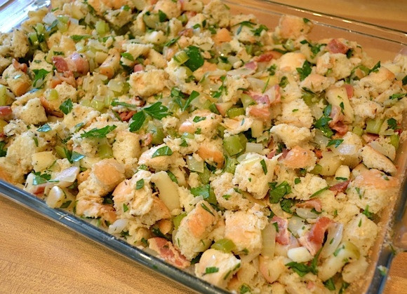 1. Этап. Запеченная индейка кусочками: 9. Переложите содержимое кастрюли в стеклянную форму для выпечки, разложите ровным слоем.