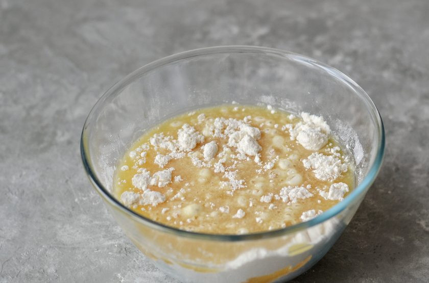 1. Этап. Торт из кокосовой муки: Затем насыпьте муку и хорошо перемешайте миксером.