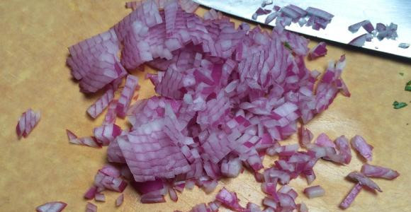 1. Этап. Сальса с манго: Мелко порезать лук.