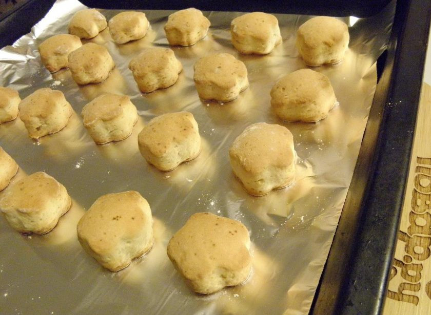 1. Этап. Сметанное печенье: 7. Готовое печенье снимите в противня. Остудите. Украсьте на свой вкус.Можно полить глазурью, шоколадом или просто притрусить сахарной пудрой. Приятного!