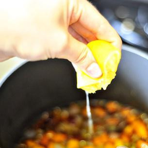 1. Этап. Горячий соус Виски: Выжмете лимонный сок и добавьте оставшиеся ингредиенты, готовьте ещё 3-5 минут.