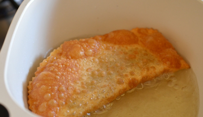 1. Этап. Чебуреки сырные: 3. Жарим теперь чебуреки в раскаленном масле, пока не станут равномерно золотистыми и красивыми. После этого откинем на салфетку, чтобы лишний жир ушел.