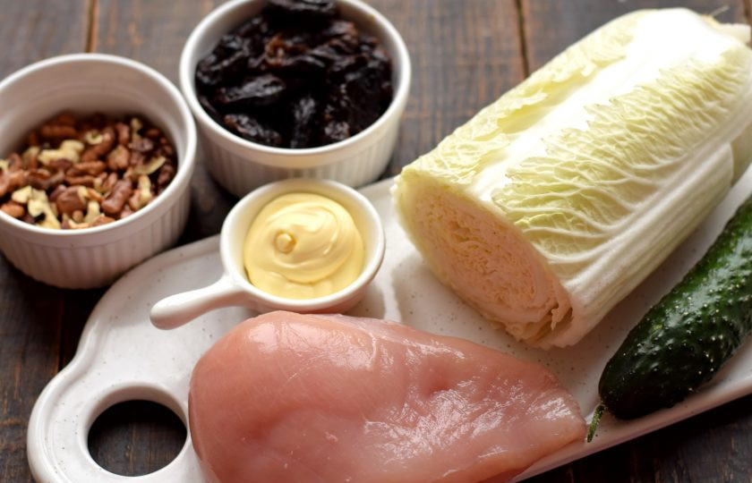 1. Этап. Салат с курицей, пекинской капустой и черносливом: Подготовьте все ингредиенты для приготовления салата.