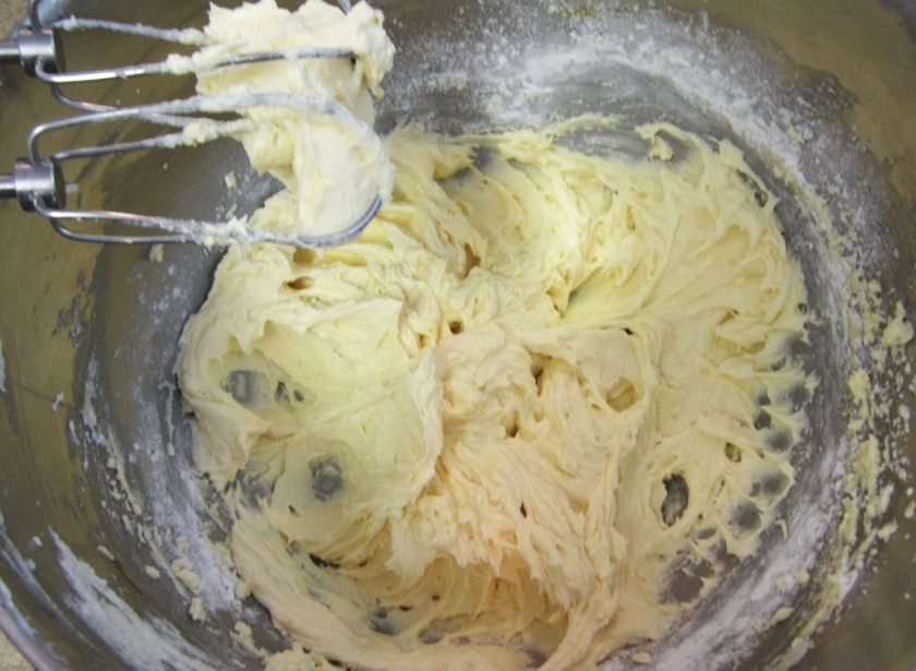 1. Этап. Банановые капкейки: Лучше тесто взбивать миксером. Тогда ингредиенты хорошо перемешаются между собой до консистенции однородной массы. И сахар измельчится.