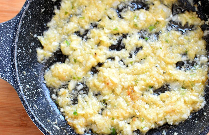 1. Этап. Курица в имбирно-пивной глазури: Выложите курицу на тарелку, а в сковороде потушите луковую смесь на среднем огне, помешивая и не давая румяниться. Когда лук станет почти мягким, всыпьте сахар и влейте лимонный сок. Помешивая, прогрейте массу пару минут до начала карамелизации сахара.