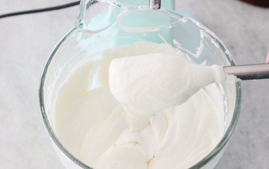 1. Этап. Торт Панчо домашний: 7. Отдельно взбейте сметану с сахарной пудрой и сгущенкой. Соедините со сливками и аккуратно перемешайте.