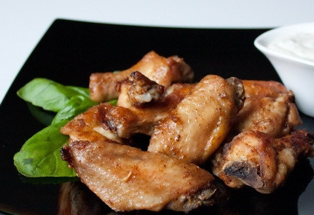 1. Этап. Крылышки к пиву: Оставьте их так на 20 минут, а потом запекайте в духовке при 200 градусах в течение получаса. Приятного аппетита!