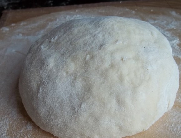 1. Этап. Аджарские хачапури Лодочка: 1. С приготовлением теста все довольно просто - в теплой воде растворите дрожжи. Муку просейте в глубокую мисочку, влейте дрожжи, добавьте молоко, растительное масло, яйцо. Замесите тесто и оставьте его подходить в теплом месте.