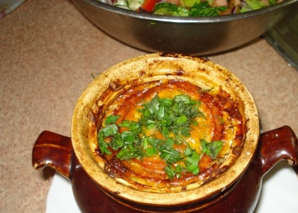 1. Этап. Свинина запеченная в горшочке: Накрываем горшочки крышками и ставим в духовку. Устанавливаем температуру 200 градусов и оставляем готовиться на 1 час. Когда наша свинина будет готова, извлекаем горшочки, посыпаем их содержимое свежей зеленью и подаем к столу.