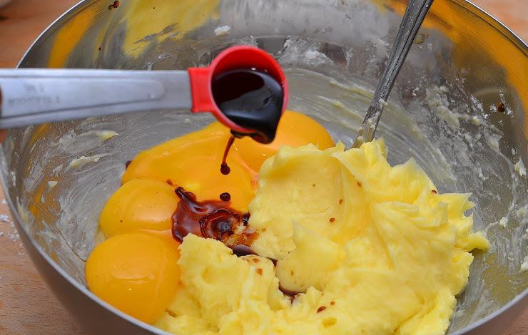 1. Этап. Венское печенье: Добавляем в смесь желтки и ванильную эссенцию.