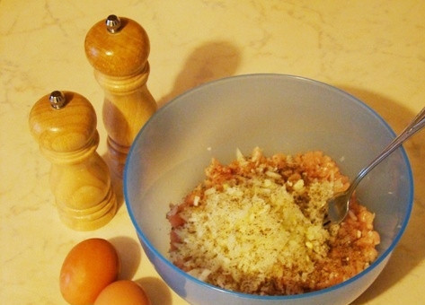 1. Этап. Котлеты по-албански: В фарш добавить яйца.