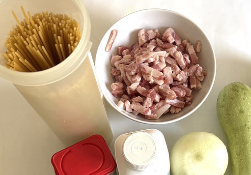 1. Этап. Спагетти с кабачками в сливочном соусе: Приготовить ингредиенты, их немного. Так как готовится блюдо очень быстро, первым делом поставить варить спагетти.