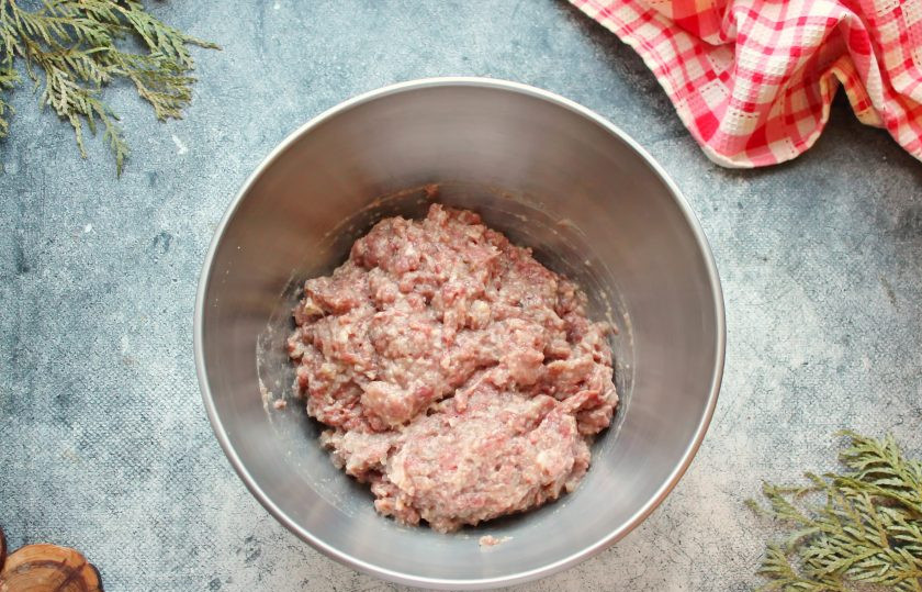 1. Этап. Котлеты из глухаря: Тщательно перемешайте фарш и отбейте его до вязкого состояния. Для этого соберите фарш в руку, поднимите над чашкой и бросьте обратно. Проделайте эту процедуру 10-15 раз.