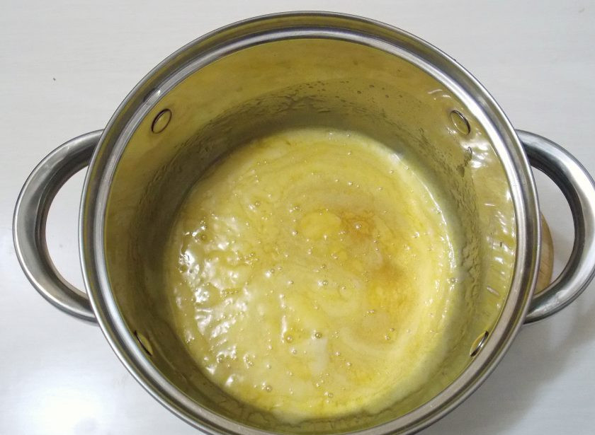 1. Этап. Медово-песочный торт: Постоянно мешая введите яйцо и доведите до однородного состояния.