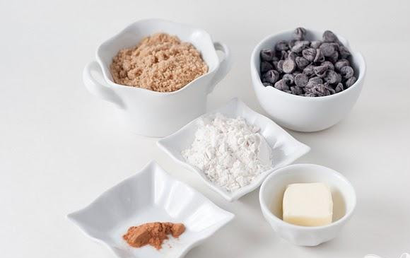 1. Этап. Банановые маффины с шоколадом: 1. Сделать начинку. Смешать сахар, муку и корицу в небольшой миске. Добавить нарезанное сливочное масло и перемешать, пока смесь не будет напоминать крошки. Если смесь слишком мягкая, подержите ее 10 минут в холодильнике, перед тем, как продолжить. Размешать с шоколадными чипсами. Поставить в холодильник до использования.