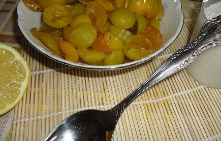 1. Этап. Варенье из слив в хлебопечке: Моем сливы. Разрезаем их и выковыриваем косточки. Косточки выбрасываем, сливы складываем в одну миску.