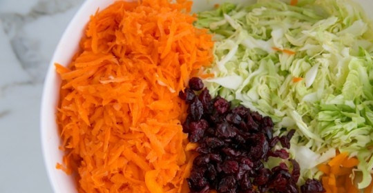 1. Этап. Капустный салат с клюквой: Нашинкуйте капусту. Почистите и на крупной тёрке натрите морковь. Подготовьте сушёную клюкву.