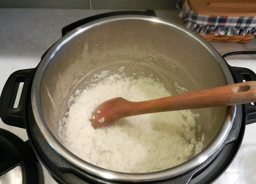 1. Этап. Детские каши в мультиварке: 2. Периодически перемешивайте рис деревянной ложкой, спустя 10 минут он практически впитает всю воду. Если остается немного жидкости, не переживайте.