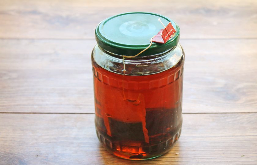 1. Этап. Коньяк из водки в домашних условиях: Уберите банку с коньяком в темное место на трое суток. Затем коньяк тщательно процедите, разлейте по бутылкам и плотно закройте. Уберите в холодильник для охлаждения.