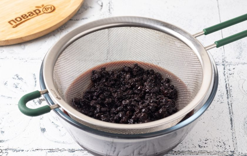 1. Этап. Компот из сушеной черники: Аккуратно процедите компот от ягод.