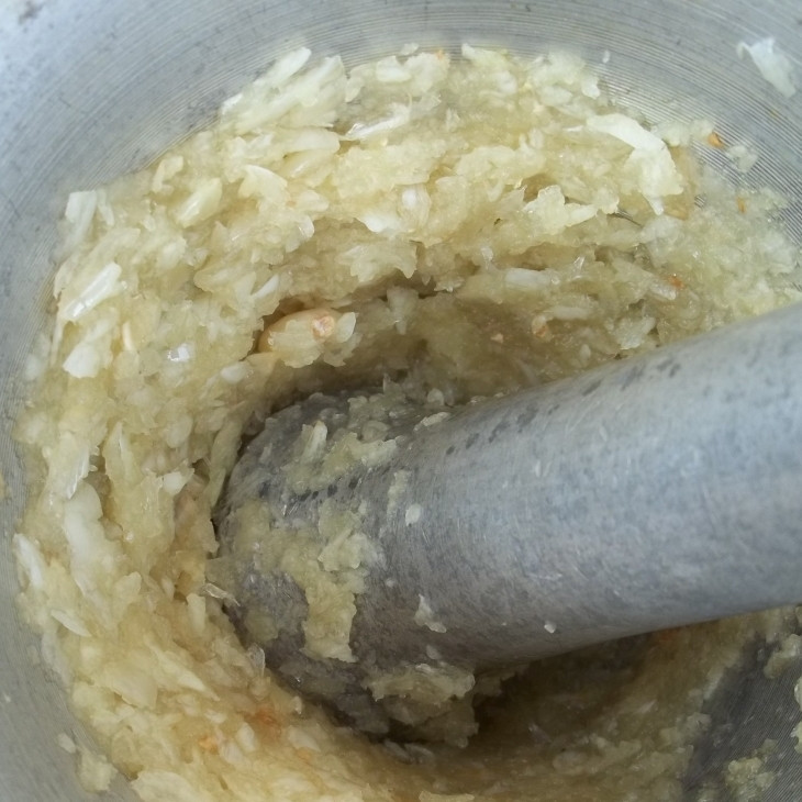 1. Этап. Сванская соль: Чеснок чистим и измельчаем при помощи пестика, блендера или кухонного комбайна.