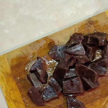 1. Этап. Печень говяжья с луком: Перед приготовлением убрать печень в морозилку на 1 час. Затем промыть прохладной водой, обсушить и нарезать кусочками.