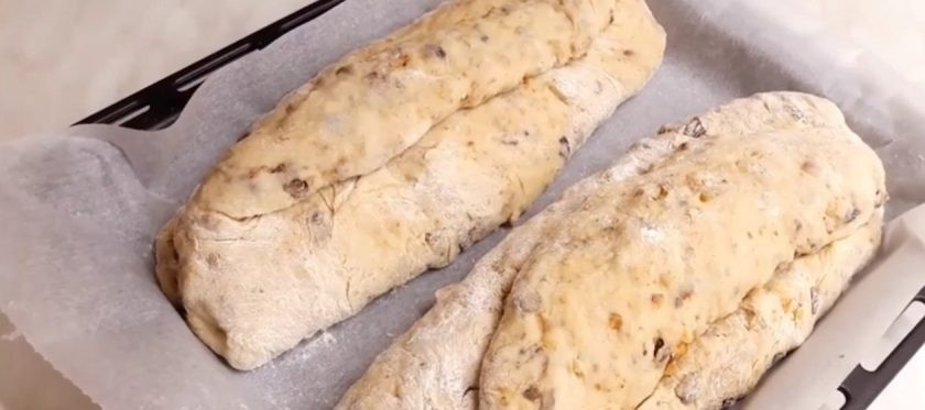 1. Этап. Дрезденский штоллен: 7. Дайте пирогам полежать в теплом месте 30 минут. Выпекайте в разогретой до 200 градусов духовке 1 час. За 10 минут до окончания приготовления смажьте штоллен сливочным маслом или желтком.