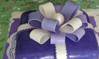 1. Этап. Торт Подарок: И получаем вот такой красивый бант. В центре закрепляем шарик из мастики.