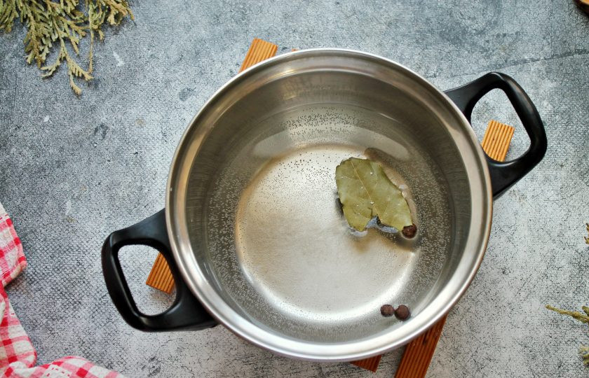 1. Этап. Смоленская каша: В кастрюлю налейте воду, посолите, добавьте лавровый лист, перец и доведите до кипения. Варите все в течение пяти минут.