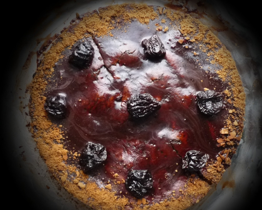 1. Этап. Шоколадно-медовый торт: Шоколадную плитку растопите на водяной бане и покройте тонким слоем растопленного шоколада торт. Сверху можете украсить его черносливом. Поставьте торт в холодильник на 2 часа. Этого хватит, чтобы коржи пропитались кремом и стали мягкими.