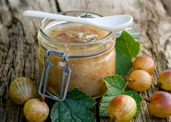 1. Этап. Варенье из крыжовника в мультиварке: 4. Закатываем в стерильные баночки на зиму. Готово!