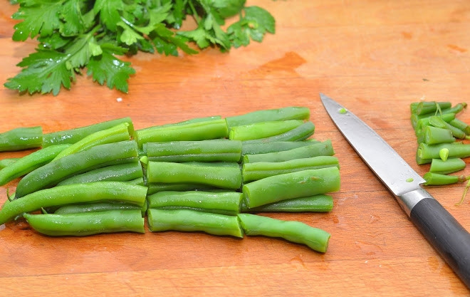 1. Этап. Вкусный салат с фасолью: 6. Отварную зеленую фасоль разрезаю на 2-3 части, срезаю хвостики.