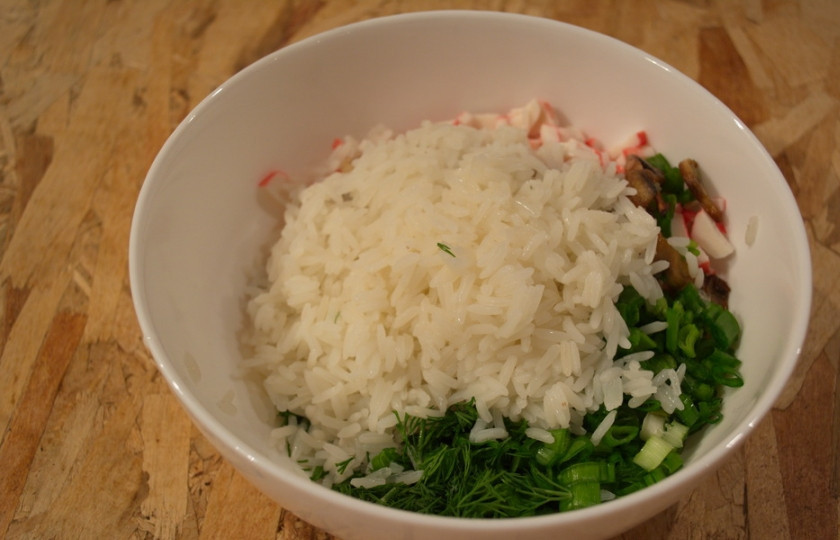 1. Этап. Диетический салат с крабовыми палочками: Добавьте отваренный, промытый рис.