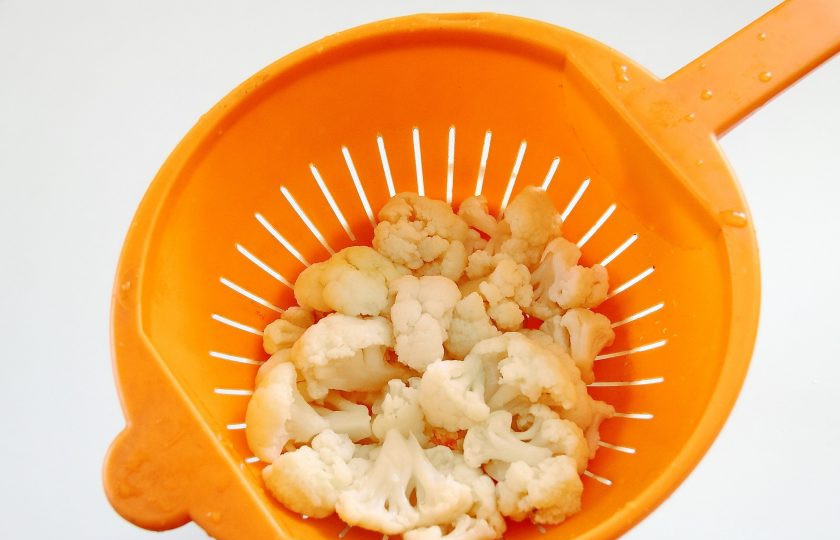 1. Этап. Паста с цветной капустой и петрушкой: 2. Отварите капусту в подсоленной воде до готовности и откиньте на дуршлаг, чтобы стекала вся жидкость.