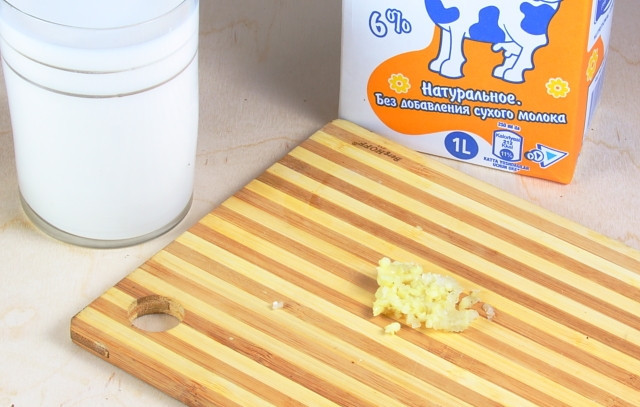 1. Этап. Картофель тушеный в горшочке: Измельчить чеснок, подготовить жирное молоко, если жирности мало, то добавьте сливки.