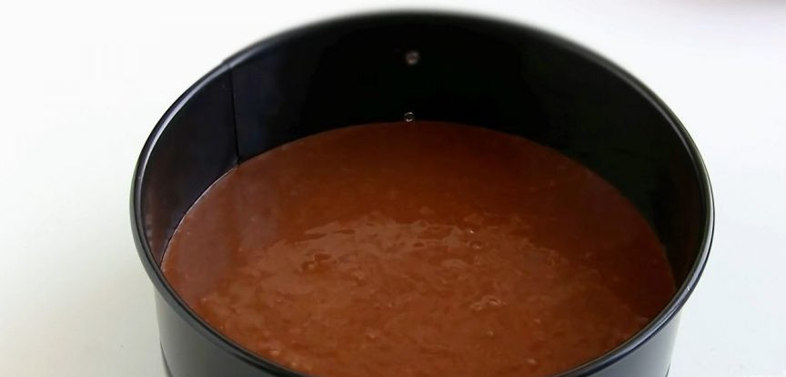 1. Этап. Торт Нутелла (супершоколадный): 2. Форму застелите пергаментом, разделите тесто на три равные части, испеките три коржа в разогретой до 170 градусов духовке (по 30 минут на каждый).