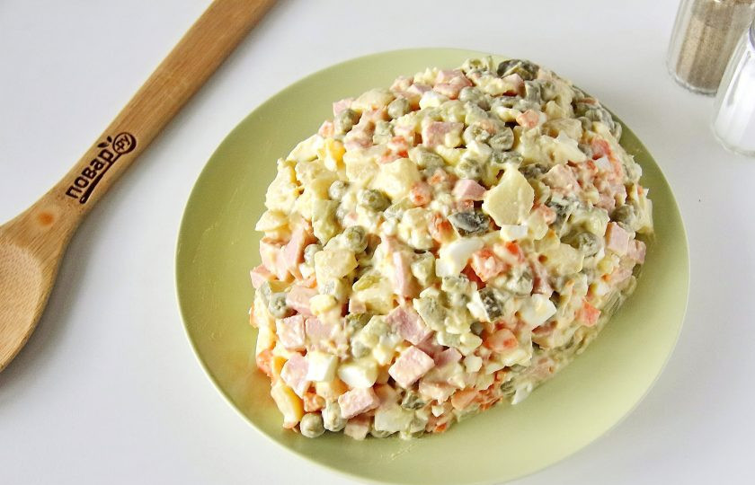 1. Этап. Салат Оливье на год Крысы: Салат по желанию сразу можно подавать к столу, а можно сделать подачу более оригинальной. На плоское блюдо выложите салат и придайте ему объемную форму, имитируя фигурку маленькой мышки или крысы, если вам так больше захочется.