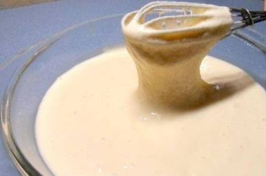 1. Этап. Оладьи с яблоком: Наливаем к соде немного горячей воды, добавляем ее к тесту. Перемешиваем венчиком.