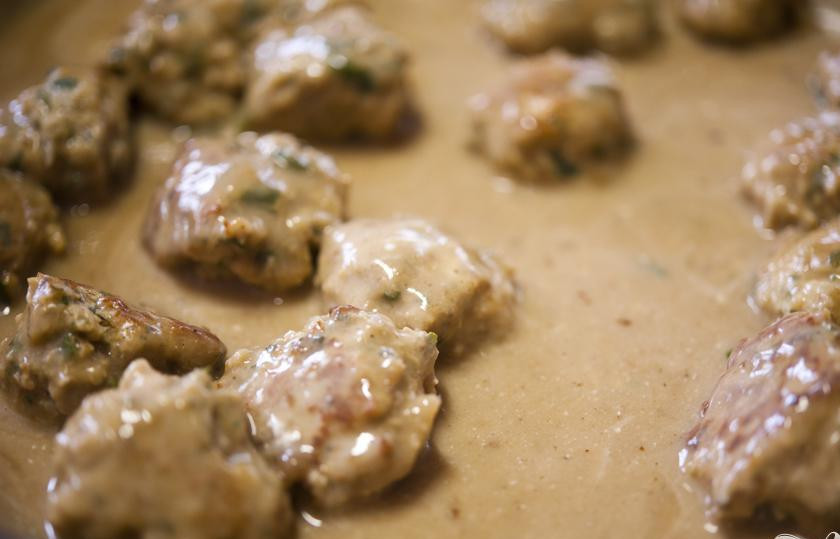 1. Этап. Фрикадельки по-шведски: 5. Уменьшить огонь и перемешать со сметаной. Добавить фрикадельки и накрыть крышкой. Варить 10-15 минут, периодически помешивая. Подавать с яичной лапшой.