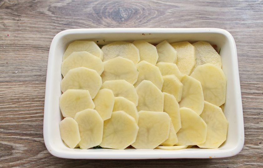 1. Этап. Гратен с беконом: Верхний слой обязательно должен быть картофельный.