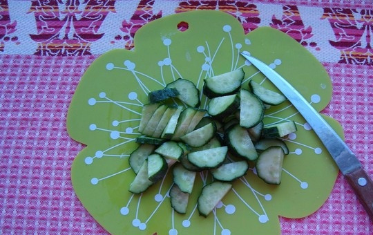 1. Этап. Летний легкий салат: 1. Подготовьте все овощи, хорошо вымойте под проточной холодной водой и обсушите бумажным полотенцем. У огурцов отрежьте кончики, нарежьте вдоль пополам, потом на тонкие ломтики.