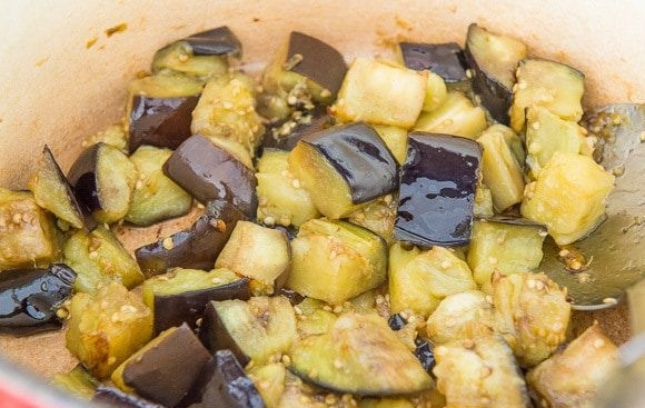 1. Этап. Рататуй из баклажана и цуккини: 1. Баклажан нарежьте кубиками. Обжарьте их в глубокой сковороде или кастрюле в масле в течение 10 минут. Немного добавьте соли.