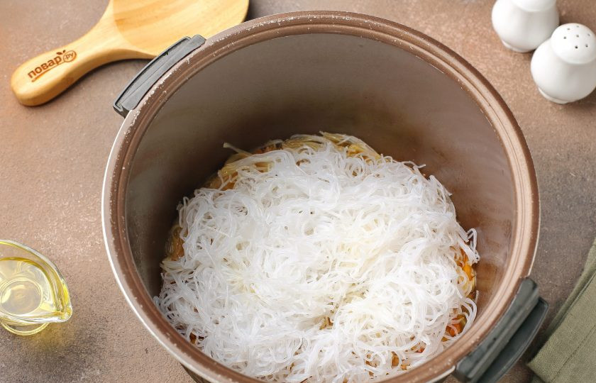 1. Этап. Фунчоза с курицей в мультиварке: За 5-7 минут до готовности добавьте фунчозу, отрегулируйте на соль. Для удобства поедания фунчозу можно разрезать на части кухонными ножницами.