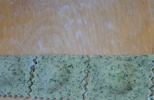 1. Этап. Зеленые равиоли с чесночным соусом: Накрыть второй второй половиной теста, прижать руками вокруг начинки. После этого колесиком для теста вырезать равиоли.