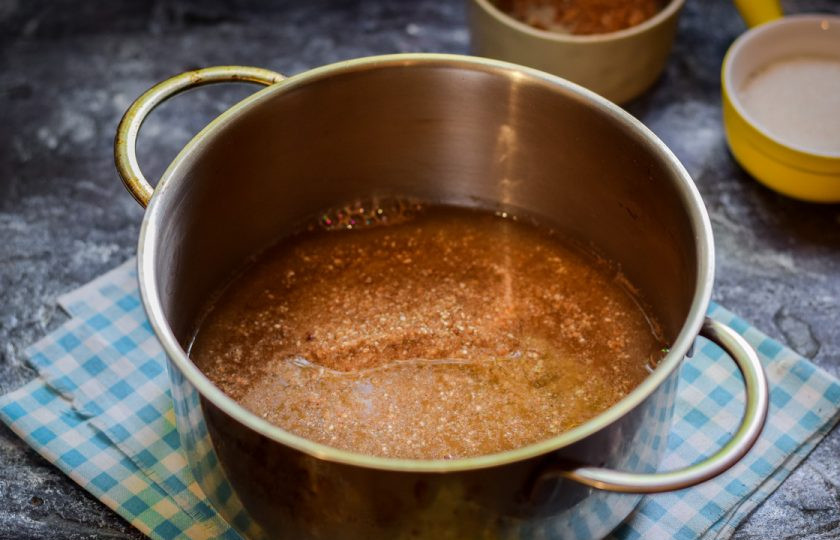 1. Этап. Гречневая каша для грудничка: Залейте гречневую крупу горячей водой, отправьте на маленький огонь.