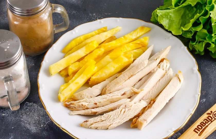 1. Этап. Начинки для суши: Часть ананаса обрежьте от кожуры, вырежьте жесткую сердцевинку. Нарежьте длинными ломтиками, а отварную курицу остудите и нарежьте такими же кусочками. Вторая начинка для суши готова!