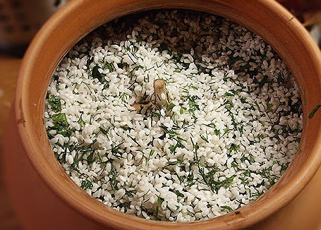 1. Этап. Рис с грибами в горшочках: На дно каждого горшочка положить несколько ложек грибов с овощами, затем смешанный с укропом рис - он должен заполнять горшочки не больше, чем на 2/3. Посолить, поперчить и залить водой так, чтобы она примерно на 1 сантиметр покрывала рис. Воткнуть в каждый по паре зубчиков чеснока и отправить в разогретую до 180С духовку на полчаса.