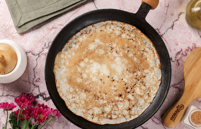 1. Этап. Блины на снежке: Жарьте блинчики привычным способом на смазанной маслом сковороде. Сначала с одной стороны, а затем переворачивайте и подрумянивайте с другой.